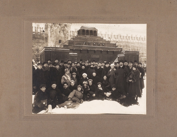 Групповая фотография на фоне деревянного мавзолея Ленина на Красной площади. М., [после 1924].