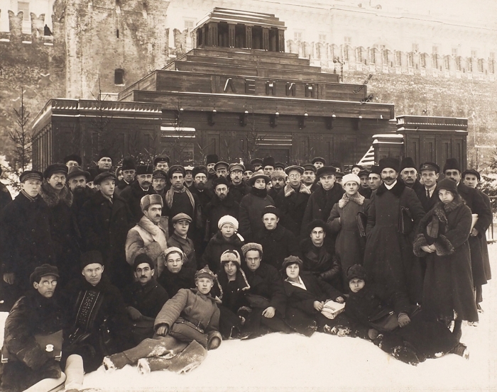 Групповая фотография на фоне деревянного мавзолея Ленина на Красной площади. М., [после 1924].