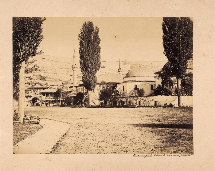 Фотография: Бахчисарай. Двор в Ханском дворце / [фото Ф.П. Орлова]. [1880-1890-е гг.].