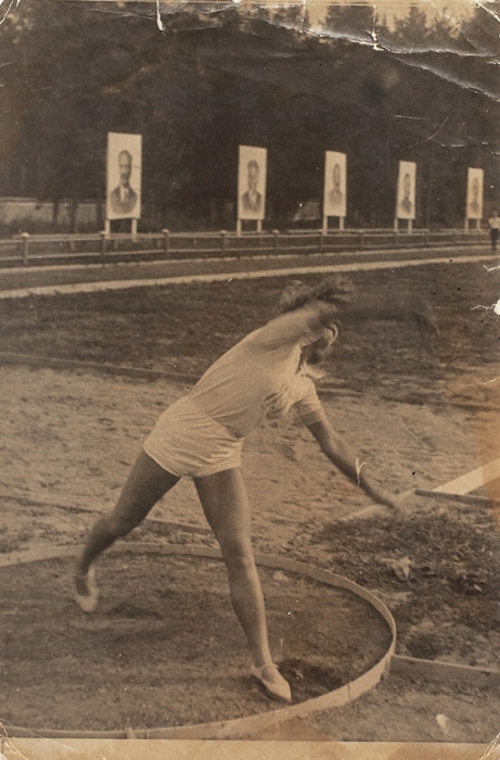 Фотография: Спортсменка — толкательница ядра. Б.м., [1930-е гг.].