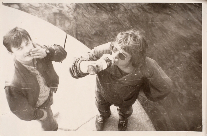 [Фотография работы Сладкой N?] Юрий Гаранин и Майк Науменко выпивают на набережной в Ленинграде 23 мая 1987 г.