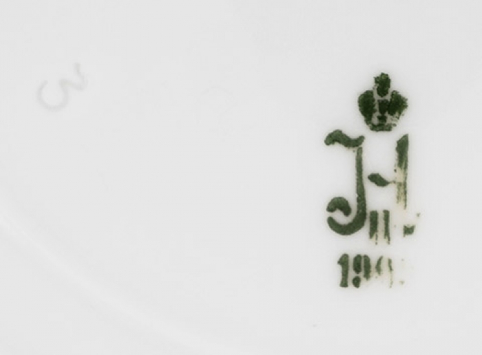 Лот из пяти тарелок с гербами старого образца. [СПб.: Императорский фарфоровый завод], 1907-1909.
