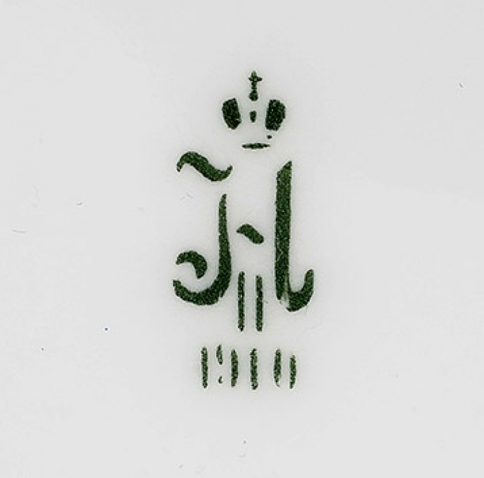Лот из трех тарелок с гербами старого образца. [СПб.: Императорский фарфоровый завод], 1910-1915.