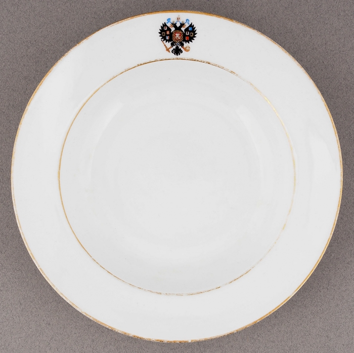 Лот из трех тарелок с гербами нового образца. [СПб.: Императорский фарфоровый завод], 1915.
