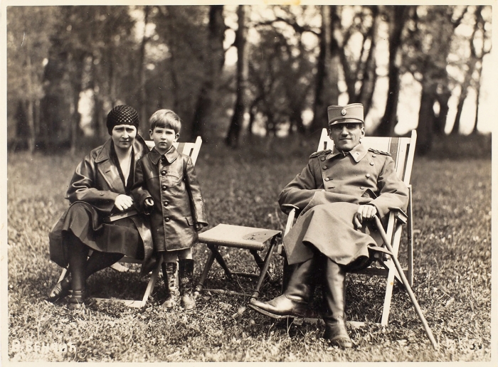 Семейная фотография Натальи и Теймураза Багратион-Мухранских. [Б.м., 1920-1930-е гг.].
