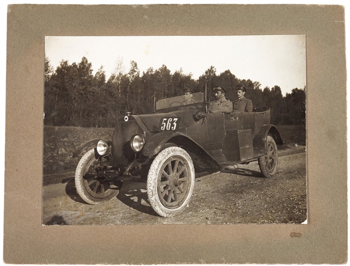 Фотография «Комсомольский рейд на автомобиле в город Клин для заготовки топлива». [Б.м.]: Фотоателье П.П. Павлова, [1921-1922].