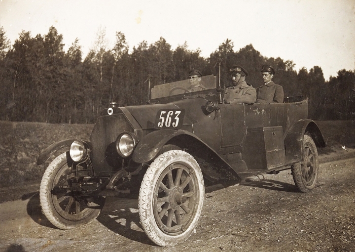 Фотография «Комсомольский рейд на автомобиле в город Клин для заготовки топлива». [Б.м.]: Фотоателье П.П. Павлова, [1921-1922].