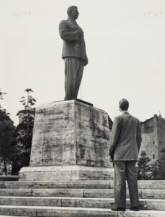 Пресс-фото «Памятник Сталину» / photo by Peter Senzer. Берлин, 1956.