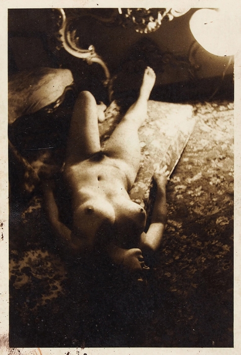 Двадцать эротических любительских фотографий с одной обнаженной женской моделью. Россия (?), 1930-е гг.