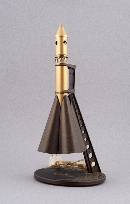 Настольная лампа «Ракета на старте». СССР. 1960-е. Металл. Высота 39 см.