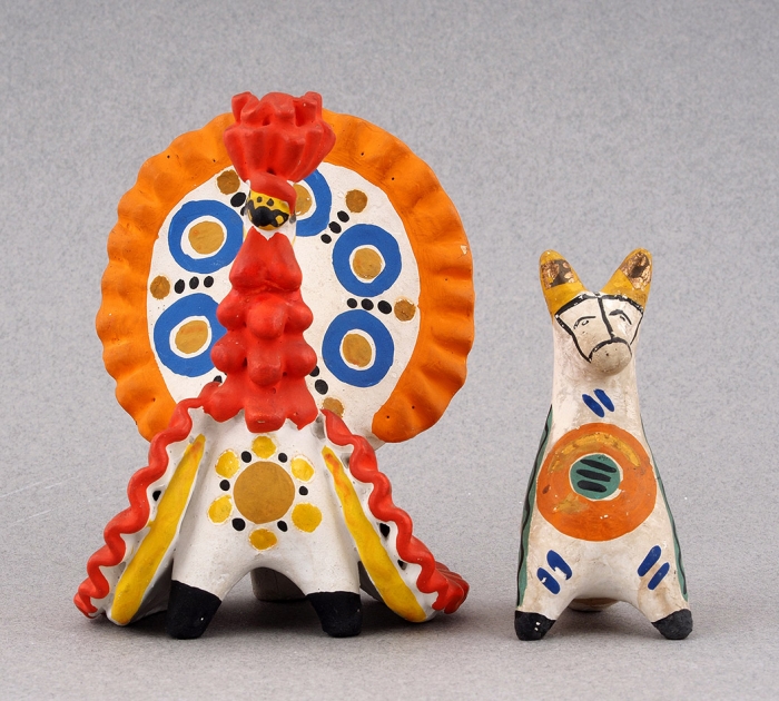 Дымковские игрушки «Петушок» и «Лошадка». 1950-е — 1970-е. Глина, лепка, роспись. Высота 8 см, 13 см.
