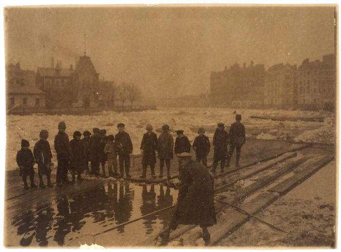 Фотография: Вид Москва-реки во время наводнения. 1918 г.