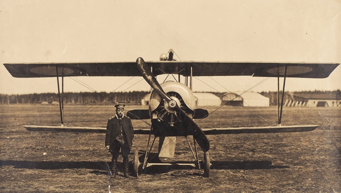 [Начало отечественного воздухоплавания] Фотография «Один из первых авиаторов Российской империи». [Б.м., 1910-е гг.].