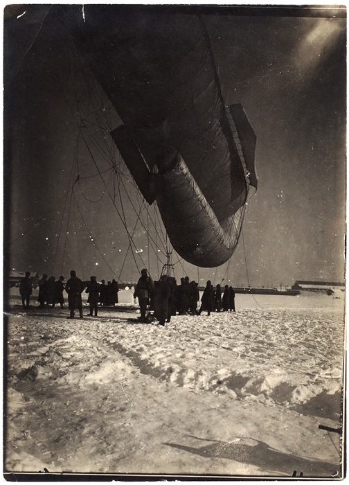 Фотография «Запуск дирижабля». [Б.м., 1910-е-1920-е гг.].