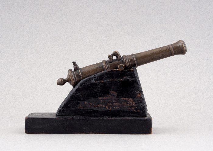 [«Прилег вздремнуть я у лафета...»] Модель гладкоствольного артиллерийского орудия-гаубицы «Единорог», на деревянном лафете. [Б.м., 1910-е гг.].
