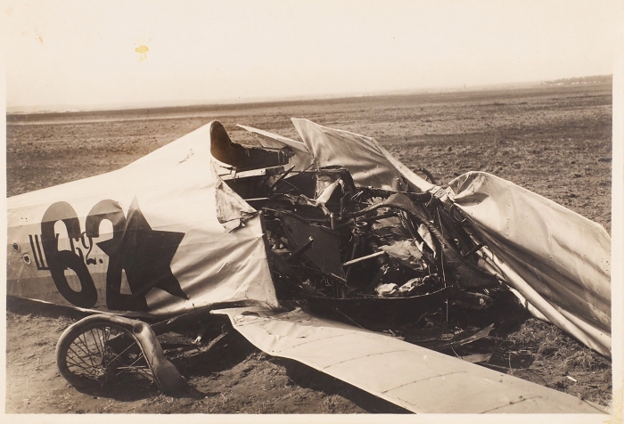 [Страшные кадры] Лот из двух фотографий с изображениями крушения самолета и погибшего летчика. [Б.м., 1920-е гг.].