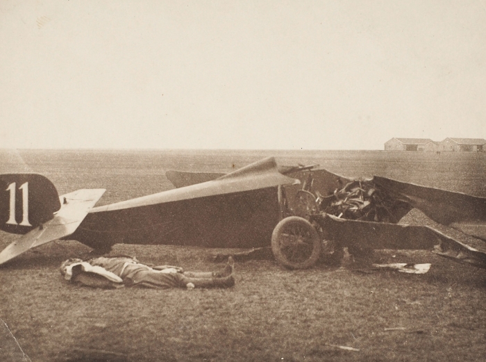 Фотография потерпевшего крушение самолета и погибшего пилота. [Б.м., 1920-е гг.].