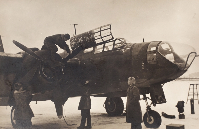 Фотография «Подготовка самолета к вылету». [Б.м., 1920-е гг.].
