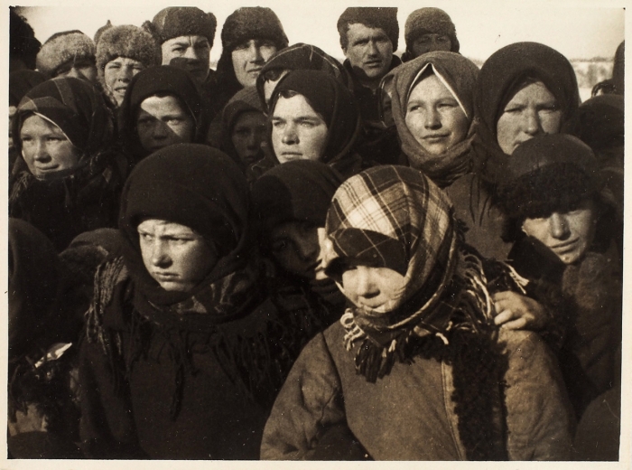 Подборка из 15 фотографий с агитационного митинга «Все в Осоавиахим!». [Б.м., конец 1920-х — 1930-е гг.].