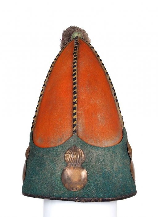 Гренадерская шапка эпохи Павла I с помпоном и тремя накладными гренадами. Россия, 1796-1801.