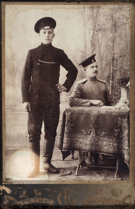 [Окопное творчество эпохи Первой Мировой войны]. Фотография двух военных в самодельной раме из пуль. Россия, 1914-1917 гг.