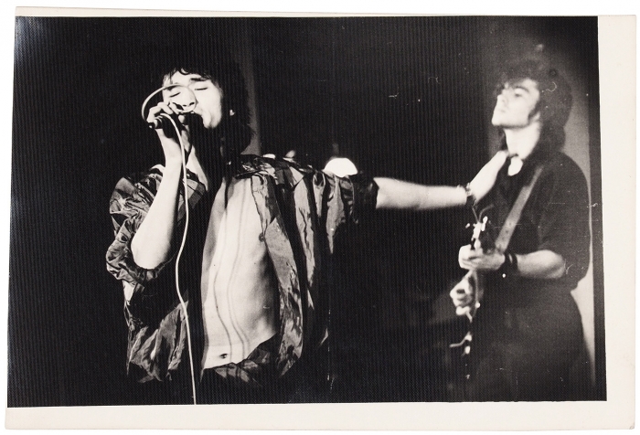 Фотография «Виктор Цой и Юрий Каспарян на концерте». СССР, 1980-е гг.