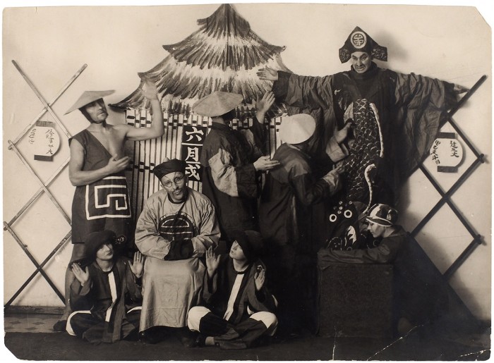 Фотография «Артисты „Синей блузы“ во время сценки „Руки прочь от Китая“ из постановки „Ли-Ям упрям“». [1927].