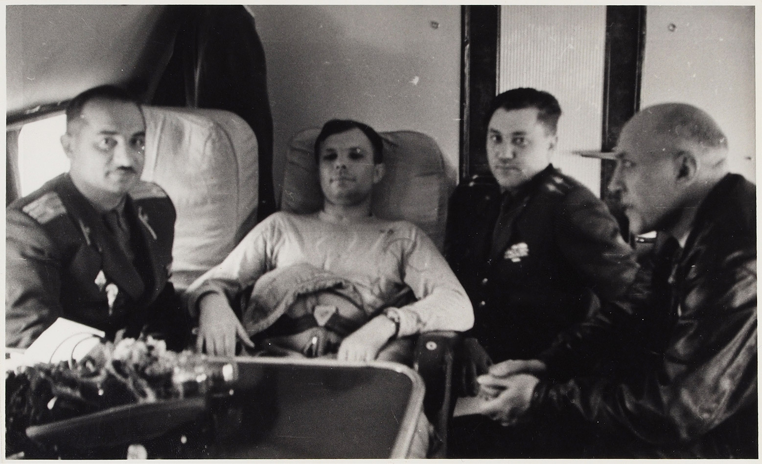 Фото: «Гагарин после приземления в окружении военных и врачей». ...